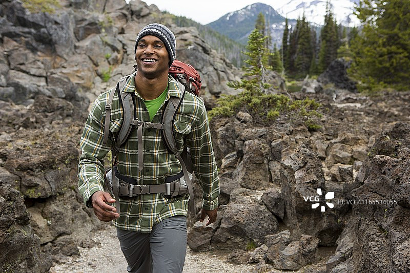 正在背包旅行的男人图片素材