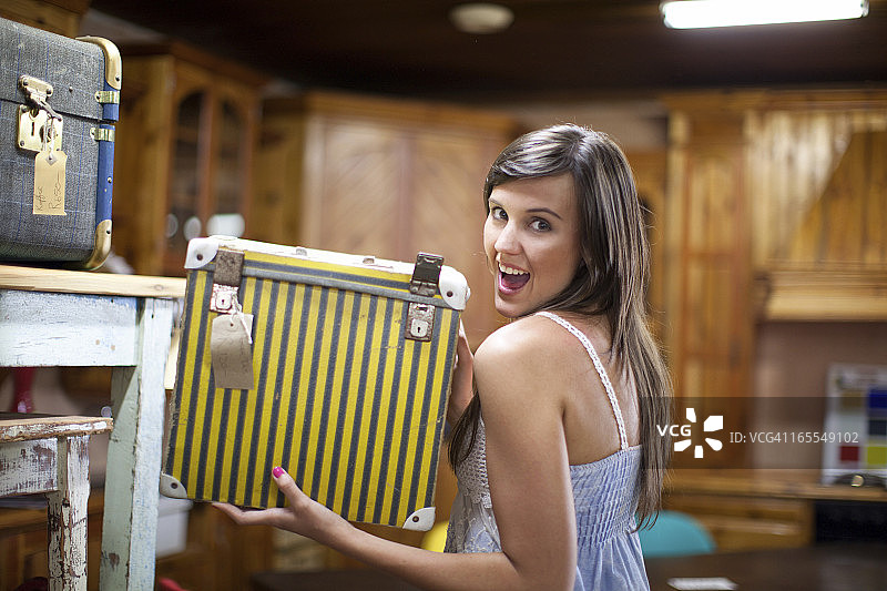 女人在旧货店购物图片素材
