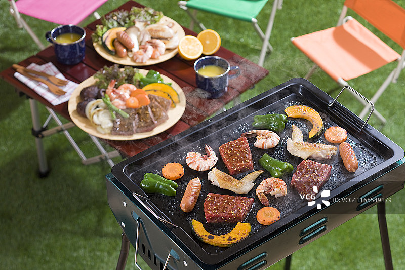 烧烤架上烤肉和蔬菜图片素材