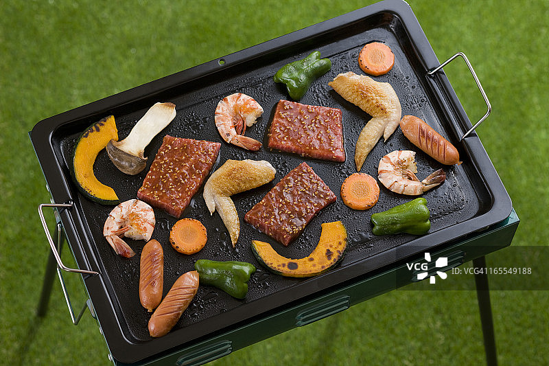 烧烤架上烤肉和蔬菜图片素材