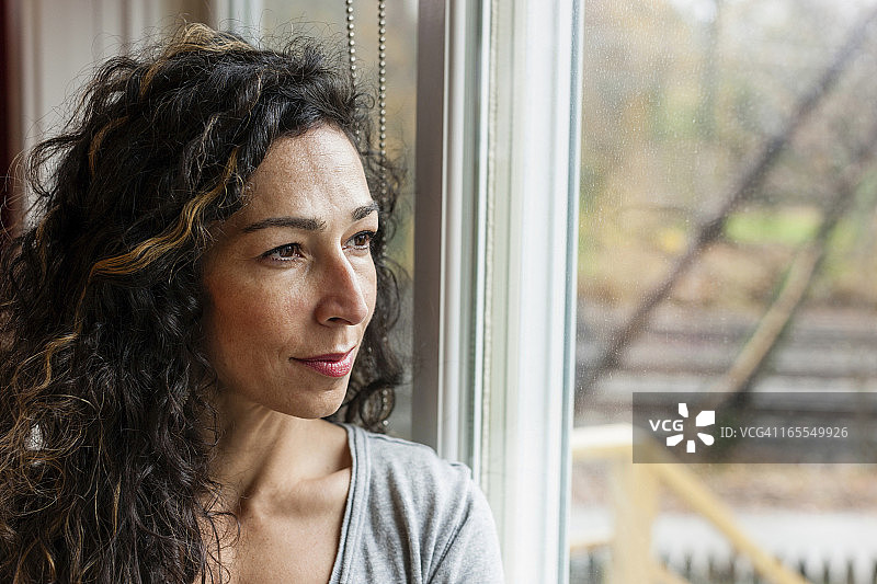 眺望窗外的女人图片素材