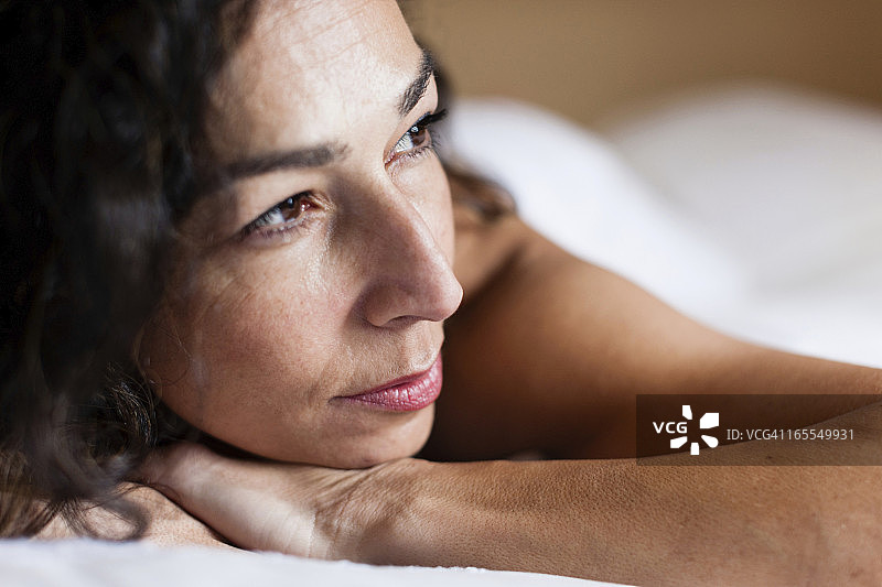 表情严肃的女性面部特写图片素材