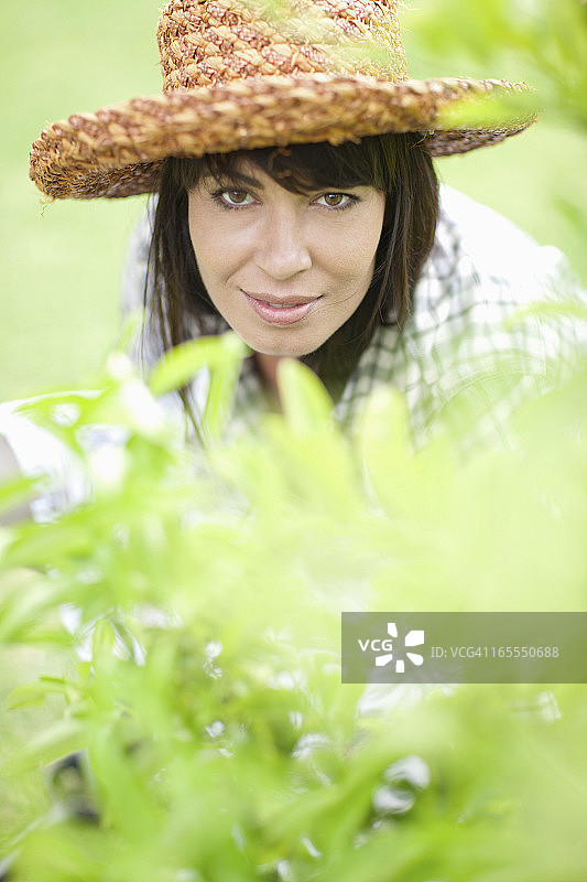 在花园里工作的微笑女性图片素材