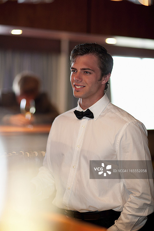 站在餐厅吧台后面的服务员图片素材