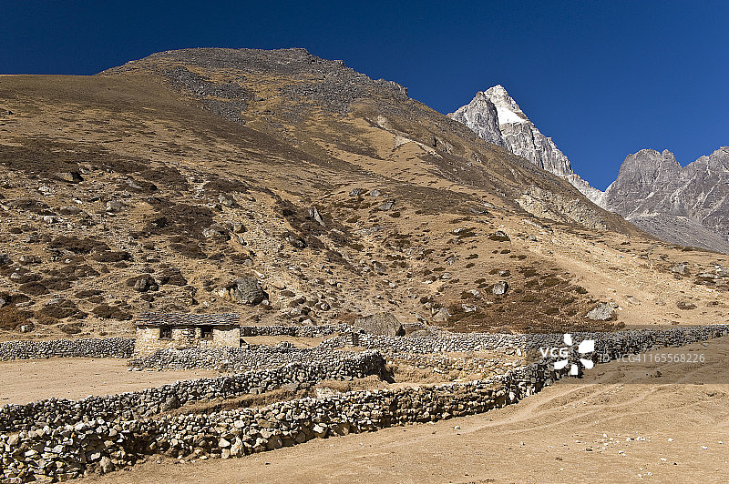 尘土飞扬的山谷中的石头房子图片素材
