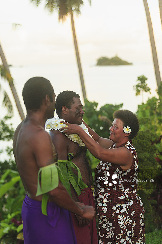 女人在卡瓦仪式中赠送花环图片素材