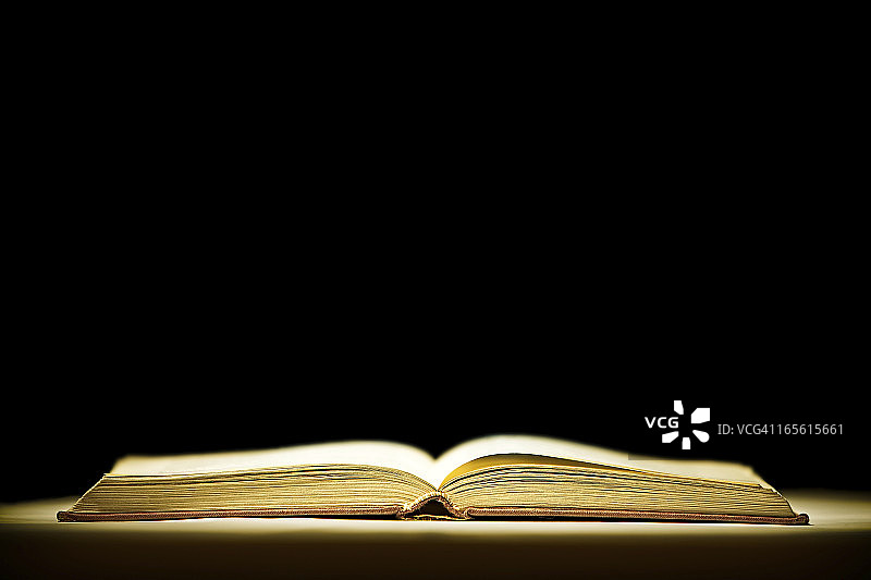 开启的魔法书图片素材