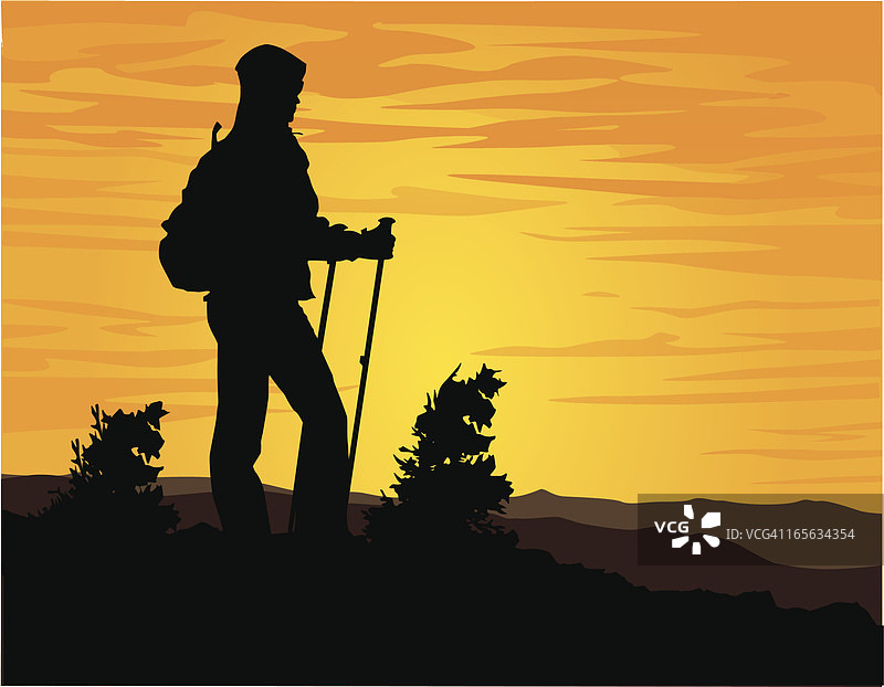 徒步旅行者欣赏日落山景的矢量剪影图片素材