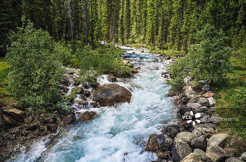 湍急的山涧溪流图片素材