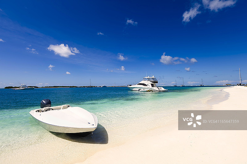 热带白色沙滩上的快艇图片素材