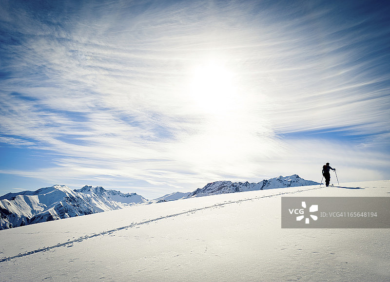 有登山者的高山景观图片素材