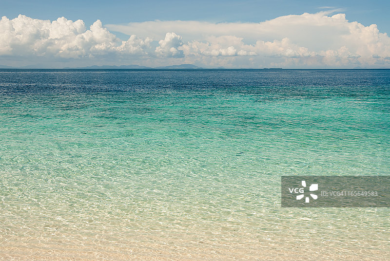 婆罗洲诗巴丹岛的清澈水域图片素材