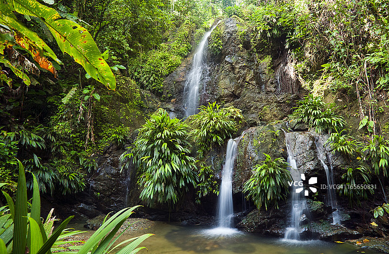 瀑布下的雨景图片素材