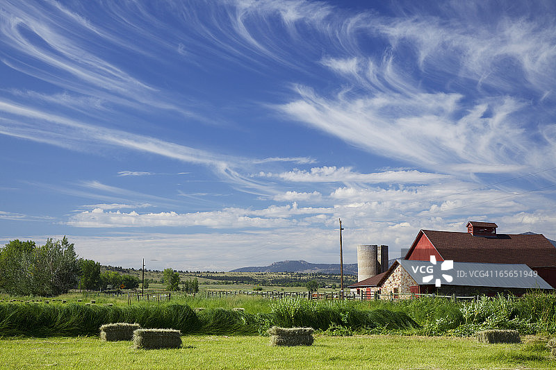 博尔德红谷仓与云景图片素材
