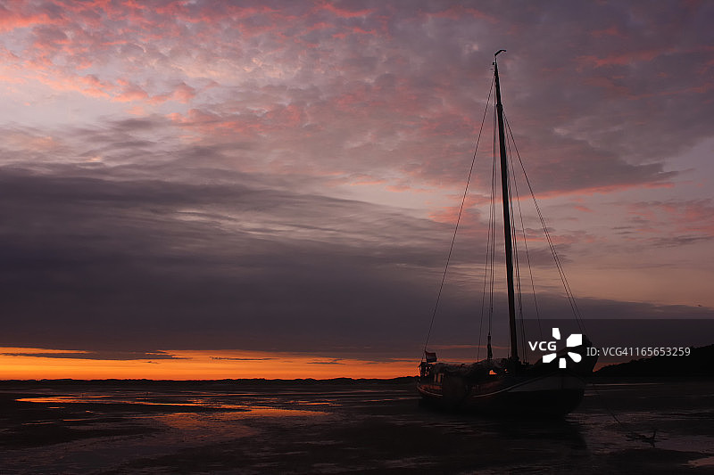 日落时分的船图片素材