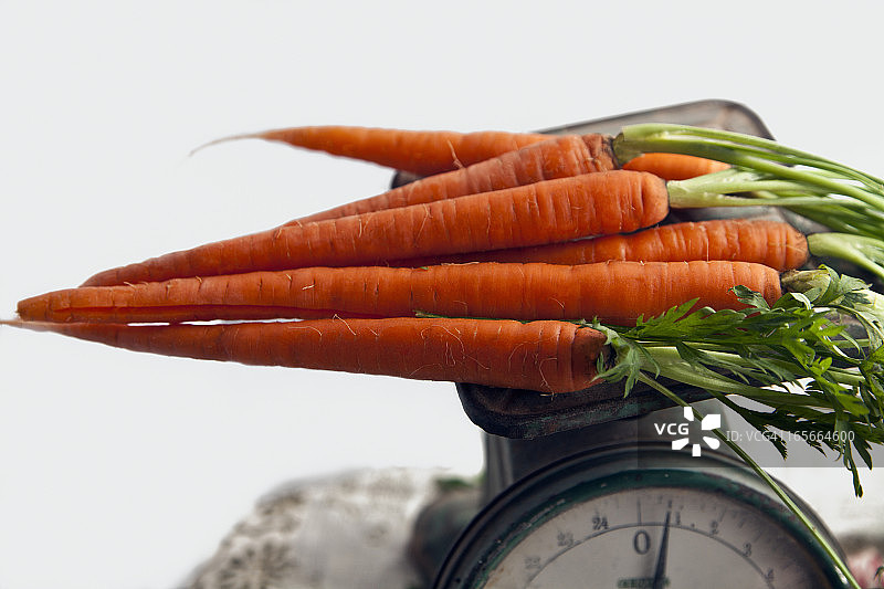 旧秤上的胡萝卜图片素材
