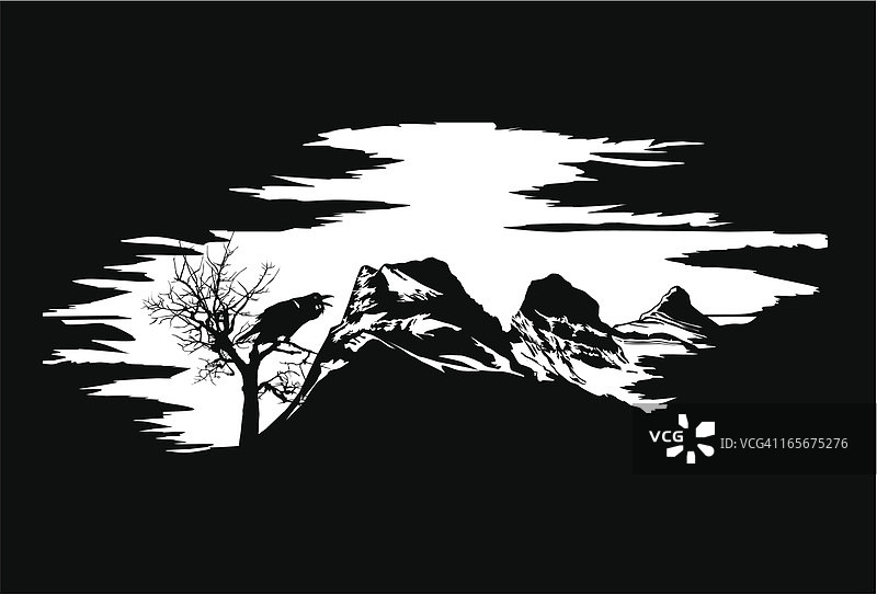 笼罩着幽灵山和乌鸦树的月光云图片素材