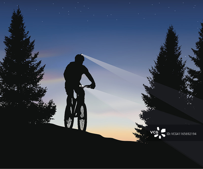 日落后的夜间山地自行车骑行图片素材