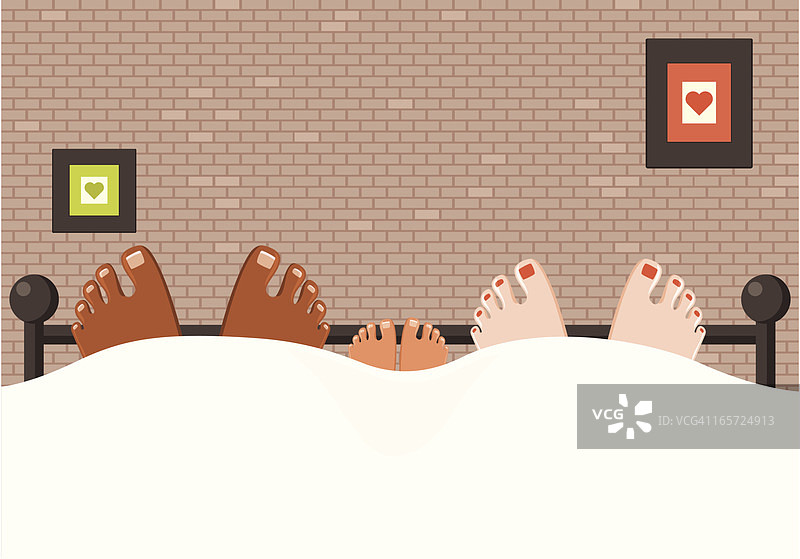 充满爱意的跨种族家庭，在床上图片素材