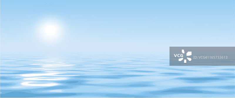 明亮蓝色的水面上笼罩着朦胧的阳光图片素材