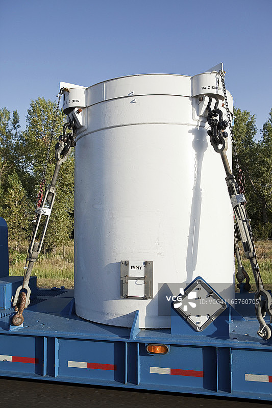半挂车上的放射性物质运输罐图片素材