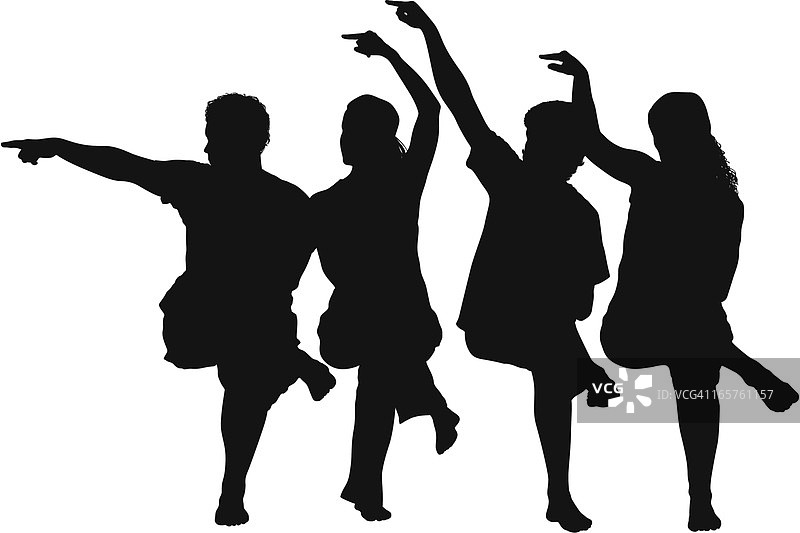 四个人坐着并指向一侧图片素材