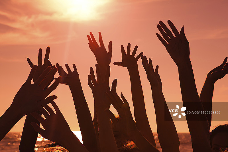 夕阳下的多种族手图片素材