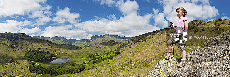 孩子眺望田园诗般的大天空乡村山顶全景图片素材
