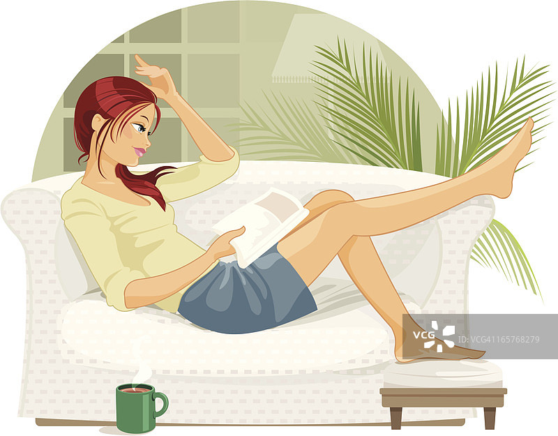 美丽的女人在沙发上看书图片素材