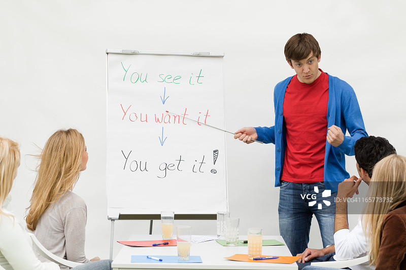 男实习生为学生团体提供激励图片素材