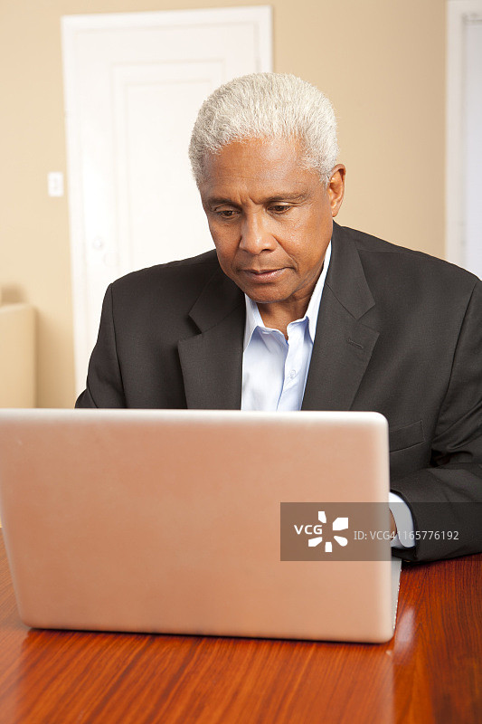 正在使用电脑的男人图片素材