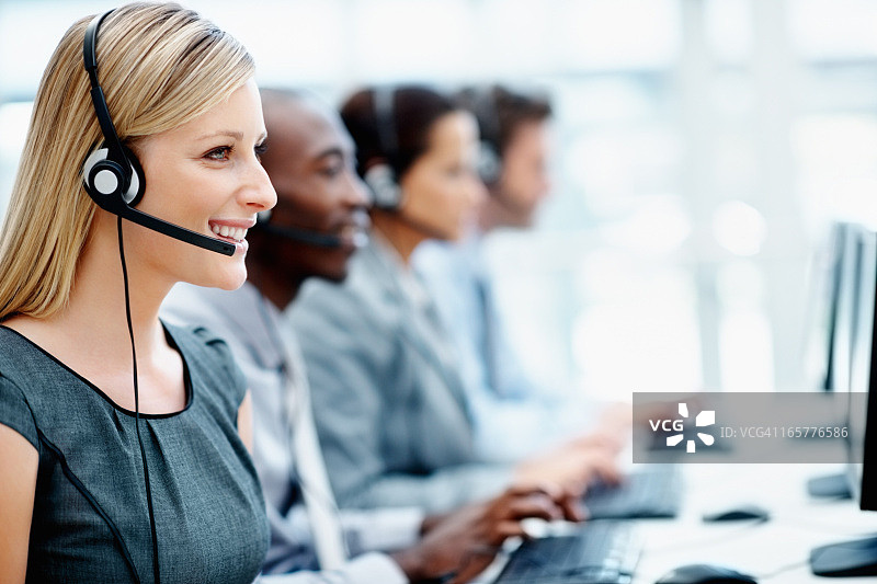 友好的呼叫中心员工使用电脑图片素材