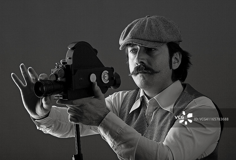 电影导演在镜头后的人像图片素材