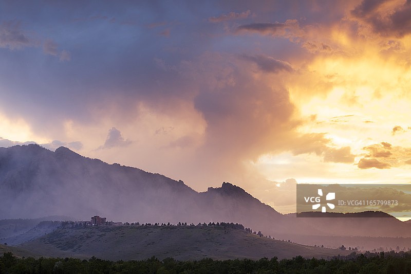 引人注目的烟雾和雾山景色图片素材