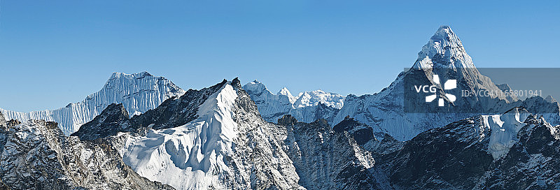 阿玛达布拉姆峰雪山全景，喜马拉雅山脉图片素材