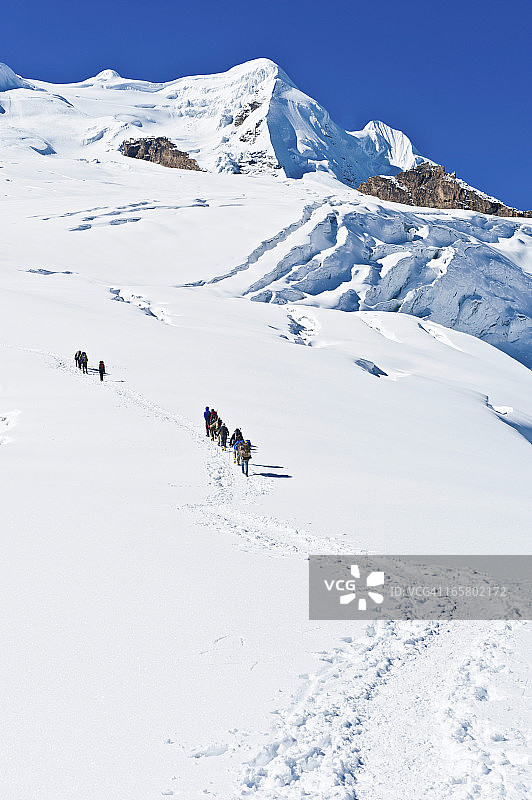 在尼泊尔喜马拉雅山脉攀登雪山的登山者图片素材