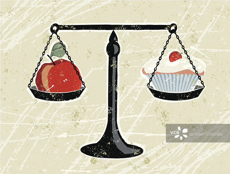 天平上称重的苹果和纸杯蛋糕图片素材