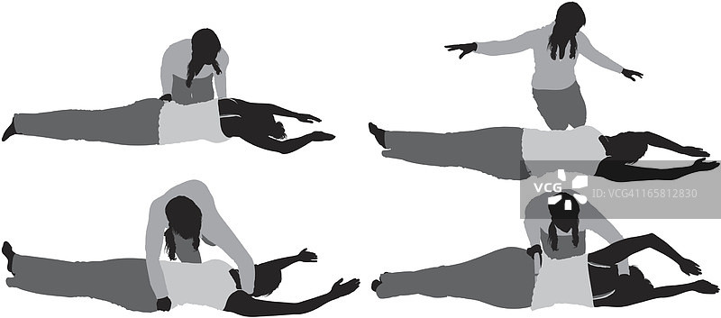 在教练指导下练习瑜伽的女子图片素材