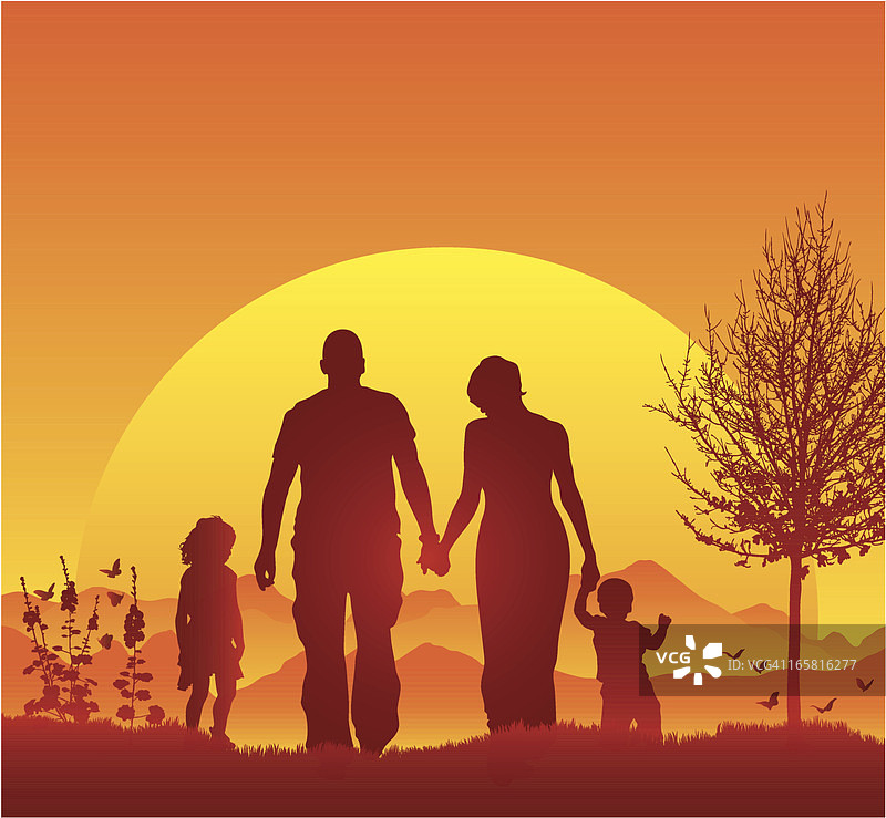 日落时分剪影中散步的年轻家庭图片素材
