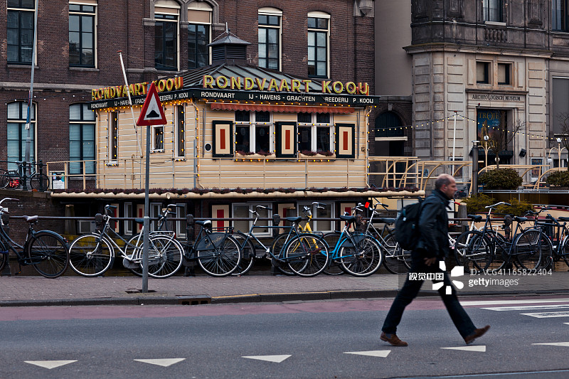 男人穿过洛金街图片素材