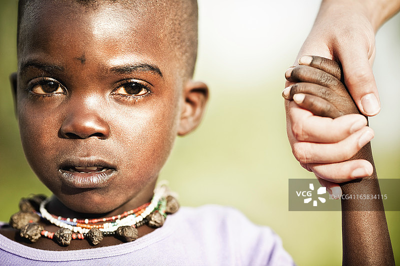 获得帮助的年轻非洲裔男孩图片素材