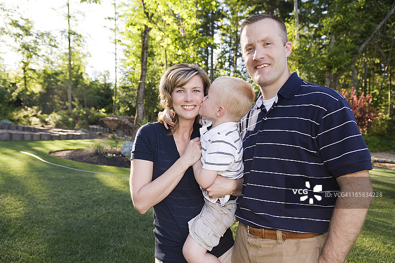 户外后院的幸福三口之家图片素材