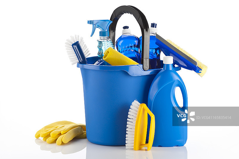 装满清洁用品的蓝色水桶（白色背景）图片素材
