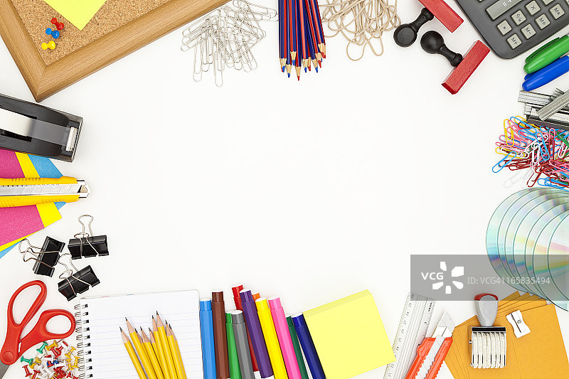 白色背景上的办公用品边框俯视图图片素材