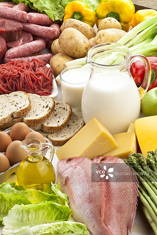 摆满各种食物的餐桌图片素材