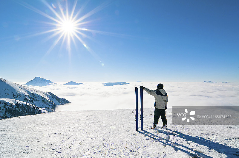 滑雪者与壮观的山景图片素材