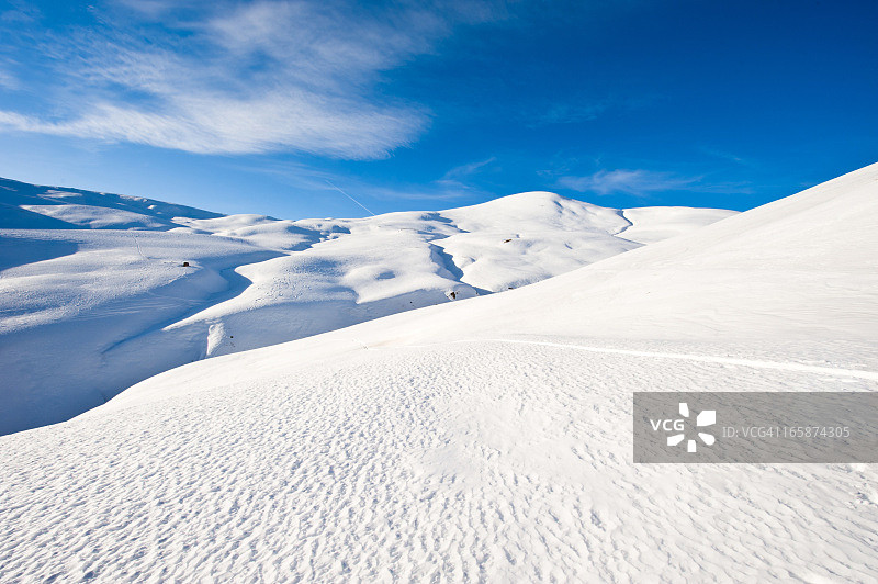 阳光下的高山景观图片素材