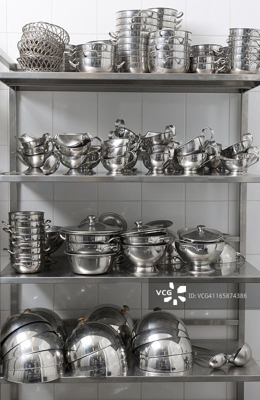 储藏室内的金属厨房用具和餐具图片素材