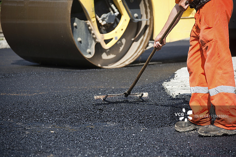 在街上铺沥青的男人图片素材