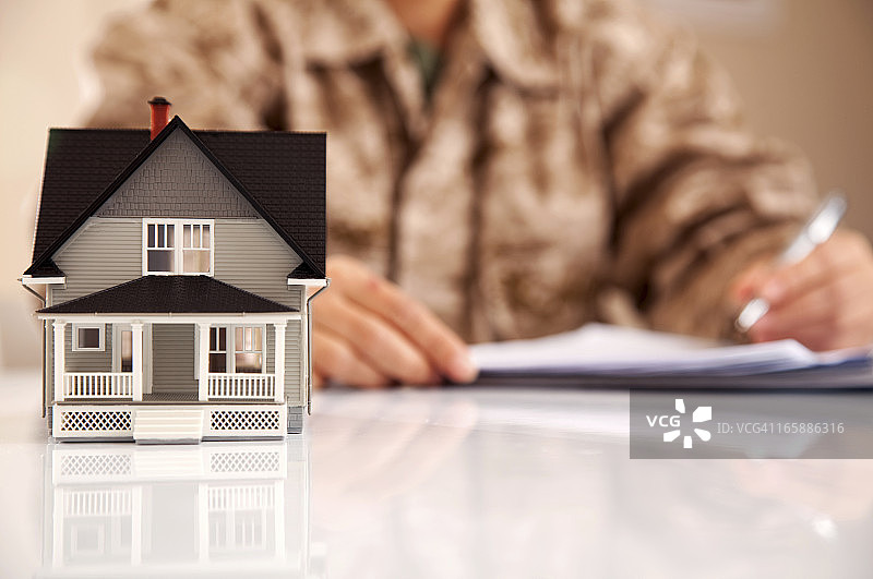 身着制服的海军陆战队人员与房地产文件图片素材